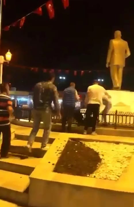 Atatürk heykeline taşlı saldırıda bulunan kadın gözaltına alındı