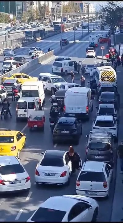 Avcılar'da cip araçlara çarpıp ortalığı savaş alanına çevirdi