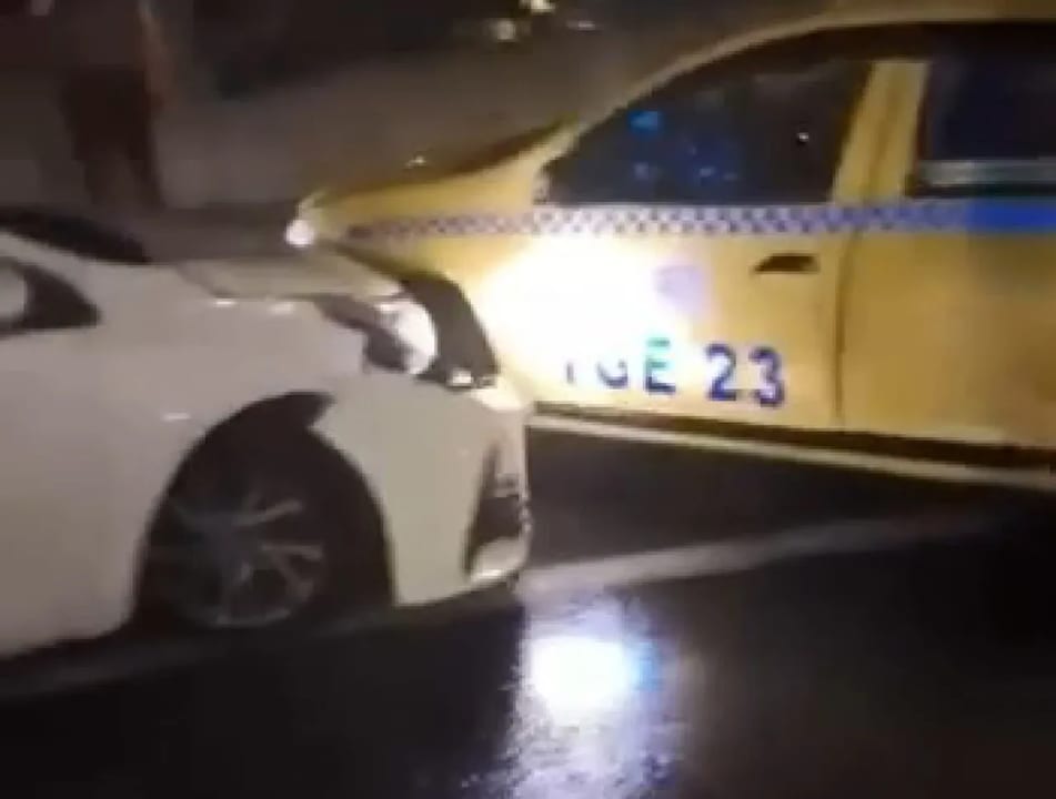 Avcılar’da otomobil taksiye çarptı