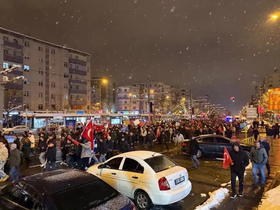 CHP’den Ekrem İmamoğlu’na destek yürüyüşü: “Hukuksuzluğa geçit vermeyeceğiz”