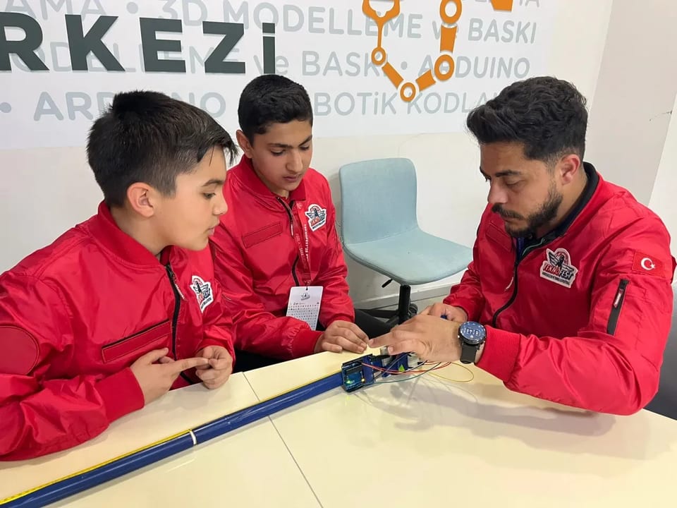Görme engelli arkadaşları için "akıllı baston" tasarladılar