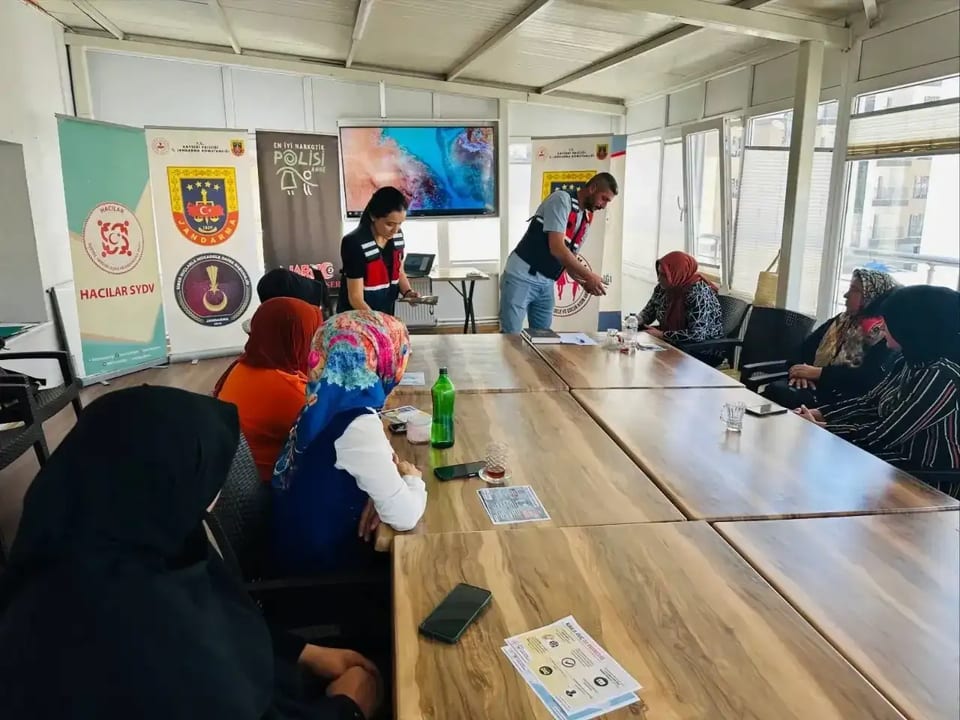 Jandarma’dan kadınlara KADES bilgilendirme faaliyeti