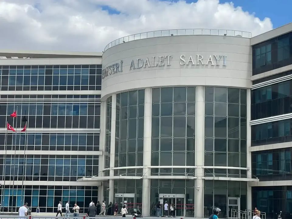 Eski sevgilisine karşı ‘yağma’ suçunu işlediği gerekçesiyle yargılanan şahsın cezası belli oldu