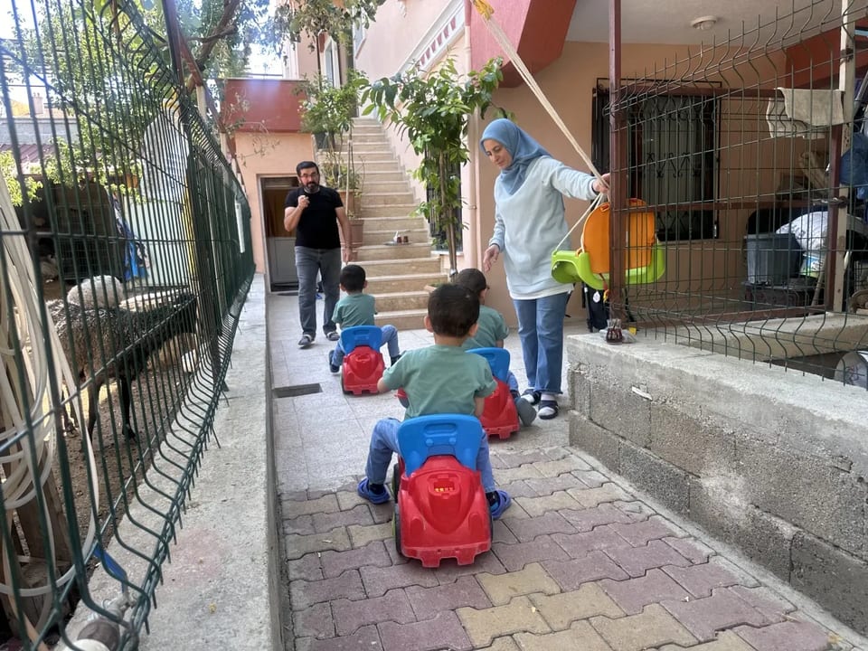 Koruyucu ailesi oldukları üçüzlerle evlerini şenlendirdiler