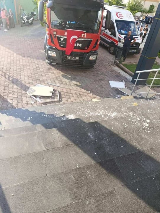 Dokuzuncu kattan düşen genç yaralandı