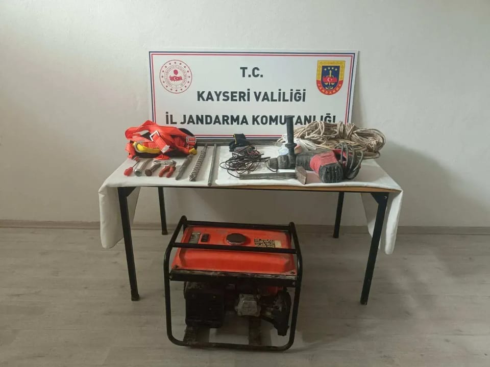 İzinsiz kazı yapan 3 kişiye suç üstü