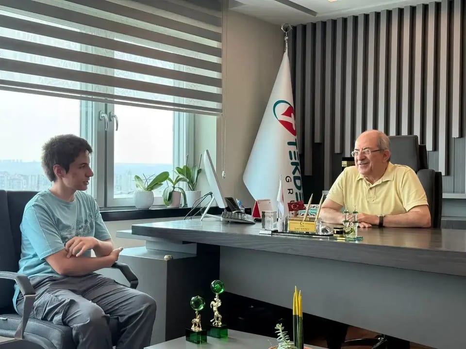 TÜZDEV Başkanı Tekden’den YKS’de başarı elde eden öğrencileri ödüllendirdi