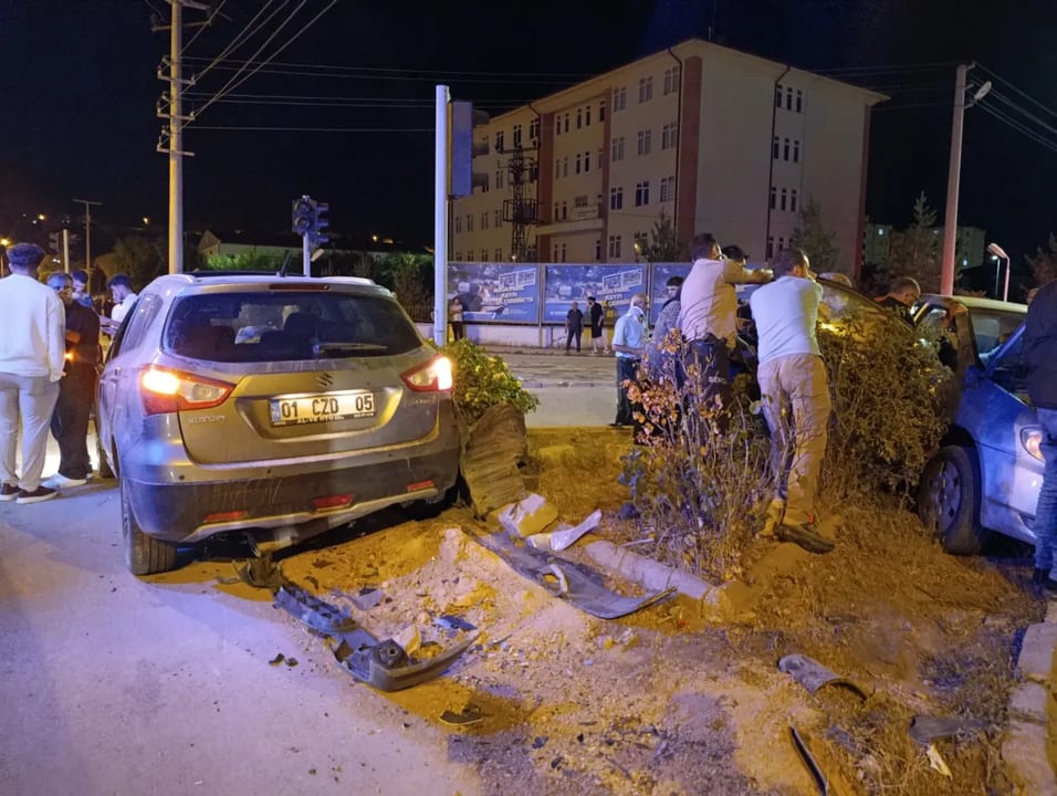 Sivas'ta iki otomobilin çarpışması sonucu 8 kişi yaralandı