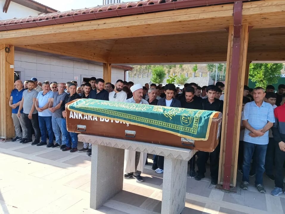 Ankara'da yaşıtı tarafından bıçaklanan çocuğun cenazesi toprağa verildi