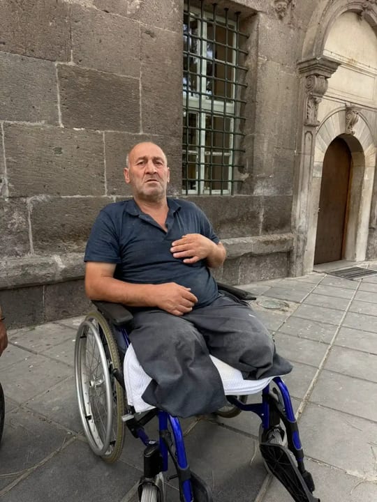 İki bacağını kaybetti, sokakta yaşıyor: akülü araç ve destek bekliyor