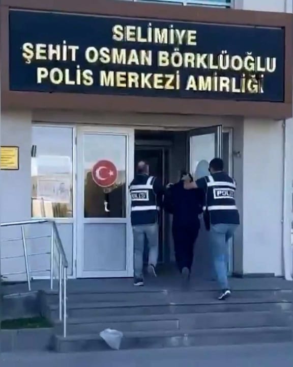 Sokak ortasında kadına şiddet uygulayan şahıs yakalandı