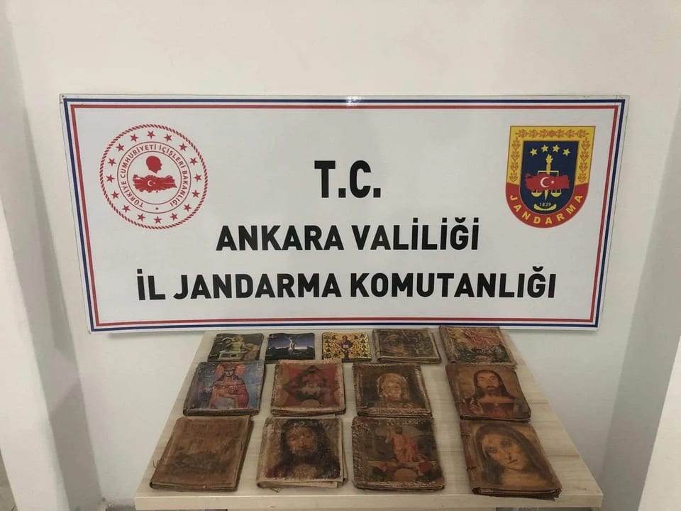 Ankara'da tarihi eser niteliğinde 13 el yazması kitap ele geçirildi