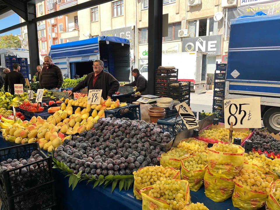 Pazar tezgahlarının en pahalı ürünü sarımsak oldu