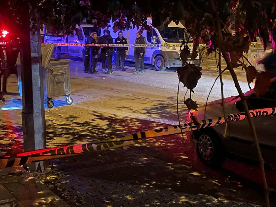 Evinin önünde silahlı saldırıya uğrayan şahıs hastaneye kaldırıldı