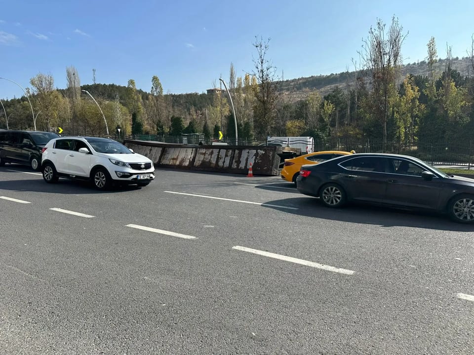 Ankara'da seyir halindeki tırın dorsesinin devrilmesi kamerada