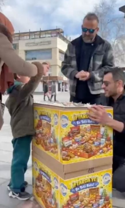 Selçuk Amca’dan çocuklara iftar standı