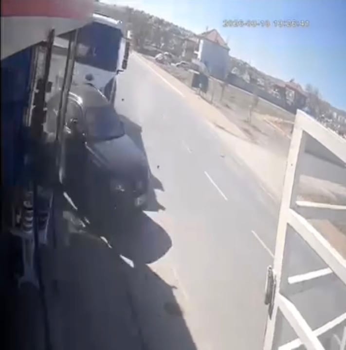 Direksiyon hakimiyetini kaybetti, park halindeki araçlara çarptı: O anlar kamerada
