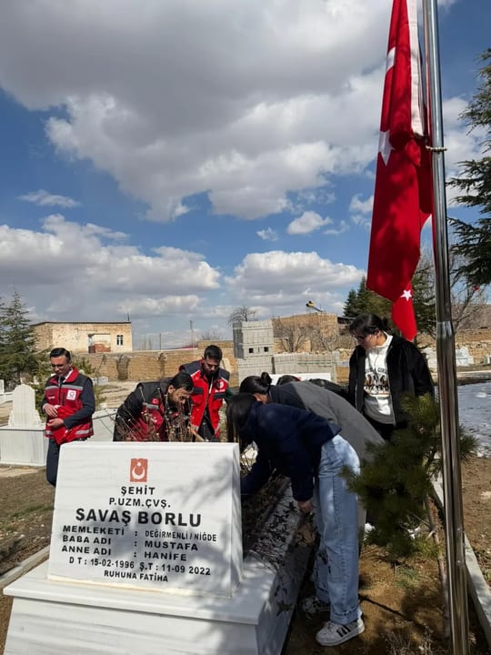 Niğde'de bayram öncesi şehit mezarlarının bakım ve temizliği yapıldı