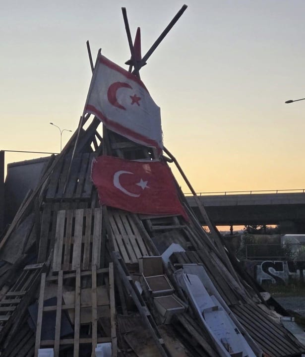 Güney Kıbrıs'taki Paskalya kutlamalarında, Türk bayrakları ve Hulusi Akar hedef alındı
