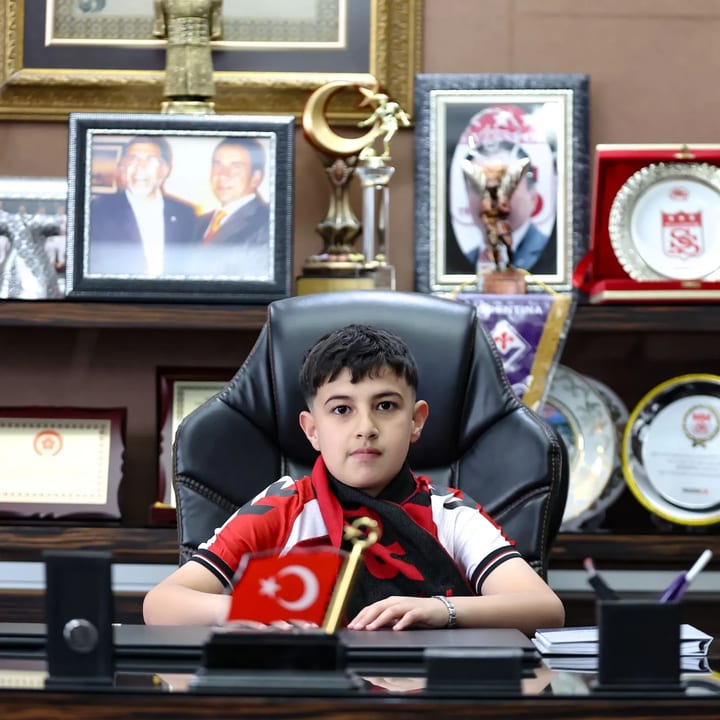 Sivasspor Kulüp Başkanı Özçoban, koltuğunu öğrenciye devretti
