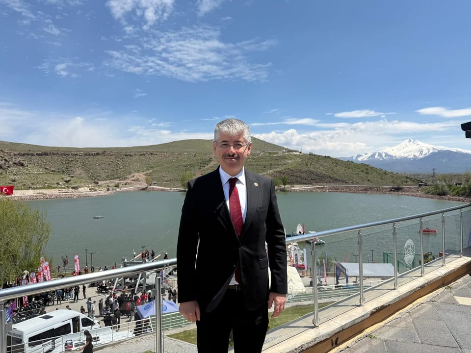 Milletvekili Çopuroğlu , "Türkiye’de belediye başkanlarının neyle uğraştıklarına bakın, bir de Kayseri’deki belediye başkanlarının neyle uğraştıklarına bakın"