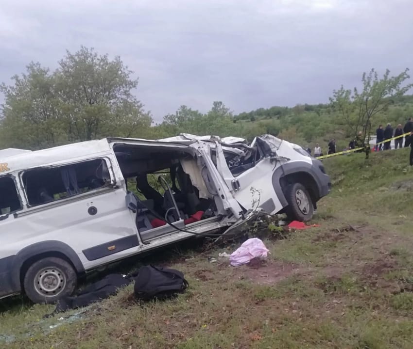Yozgat'ta öğrenci servisinin devrilmesi sonucu 2 öğrenci ve sürücü öldü, 7 öğrenci yaralandı