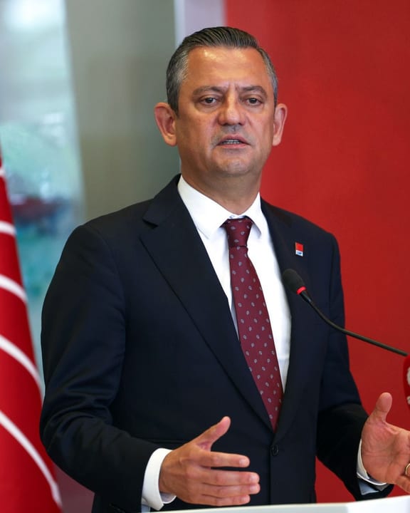 Özgür Özel yeniden CHP Grup Başkanı seçildi