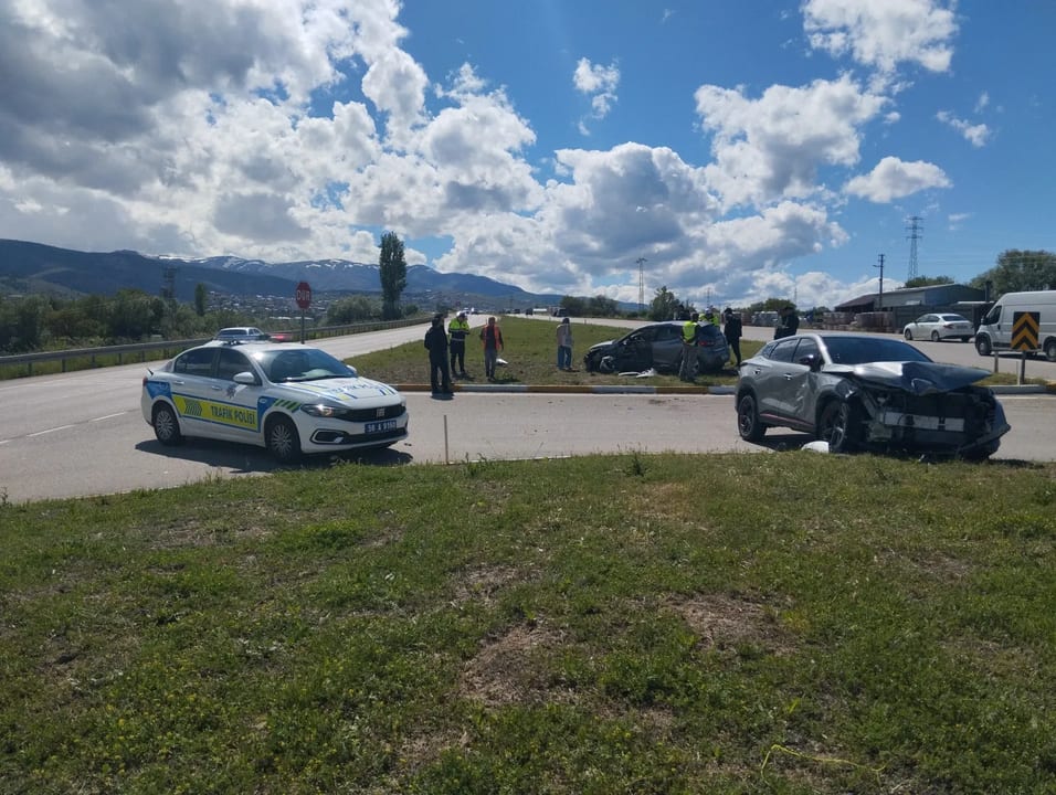 Sivas'ta iki otomobilin çarpıştığı kazada 4 kişi yaralandı