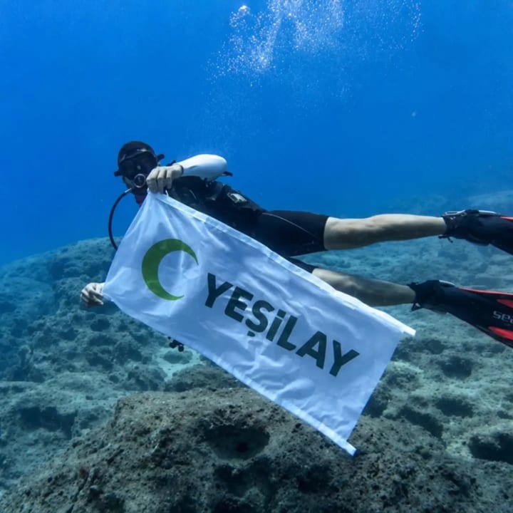 Eskişehir'deki dalış akademisinden Yeşilay'a destek
