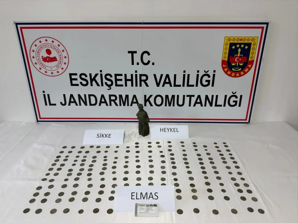 Eskişehir'de tarihi eser operasyonunda 194 sikke, 1 heykel ve 1 elmas ele geçirildi