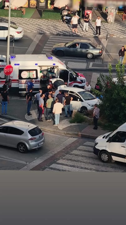 Esenyurt'ta araç kaldırıma çıkarak duvara çarptı