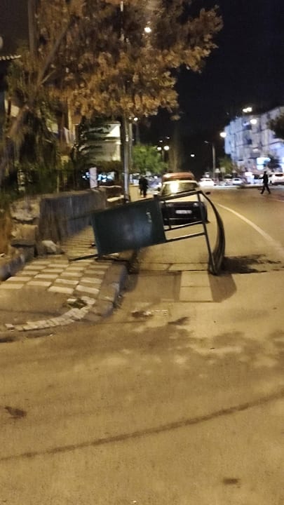 Esenyurt Yavuz Caddesi'nde otobüs durağı devrildi