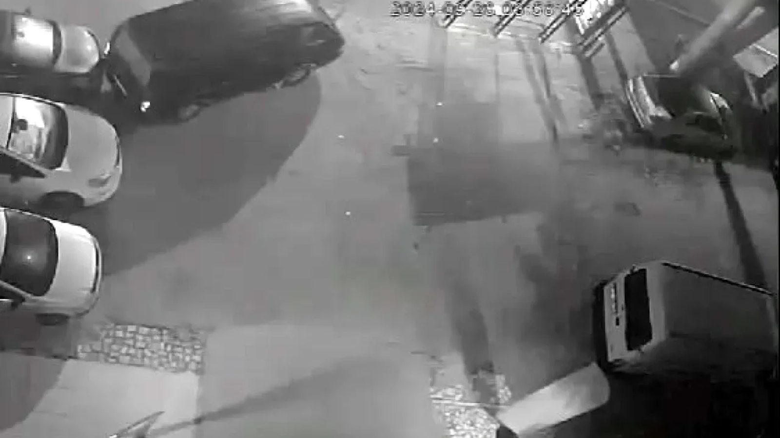 Avcılar'da bir dakikada minibüs çalan hırsızlar kamerada