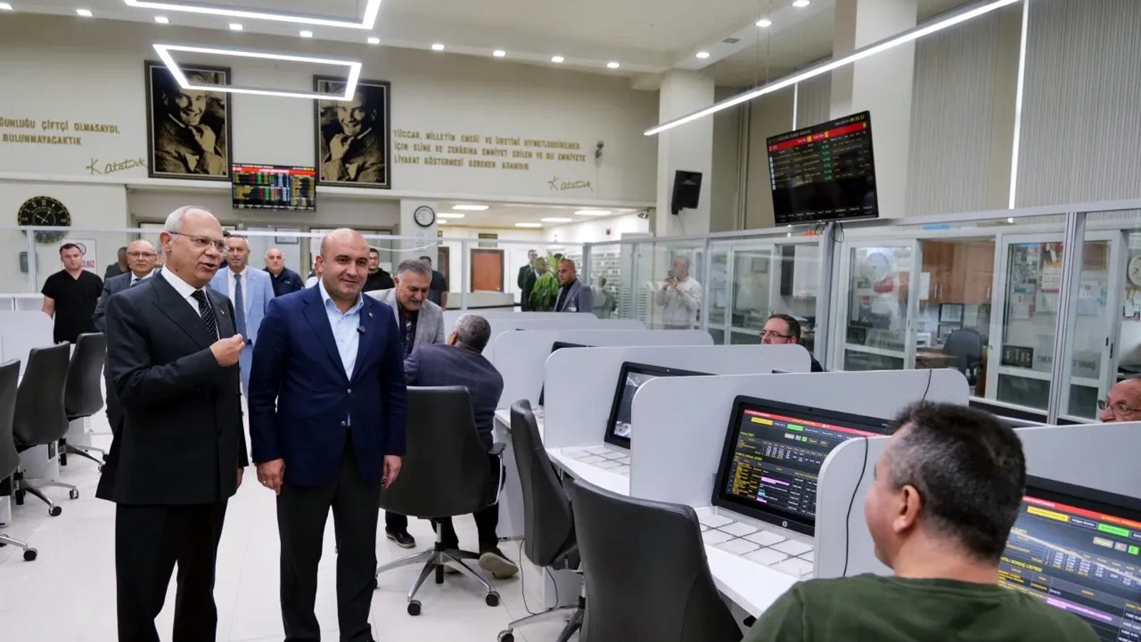 AK Parti İl Başkanı Albayrak, Eskişehir Ticaret Borsası'nı ziyaret etti