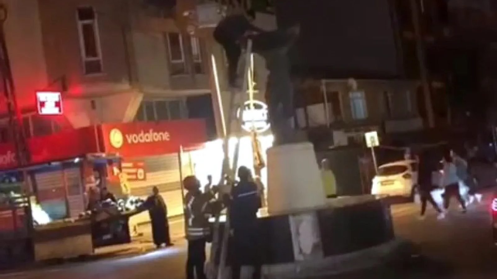 İstanbul - Avcılar’da iddia için çıktığı heykelde mahsur kaldı