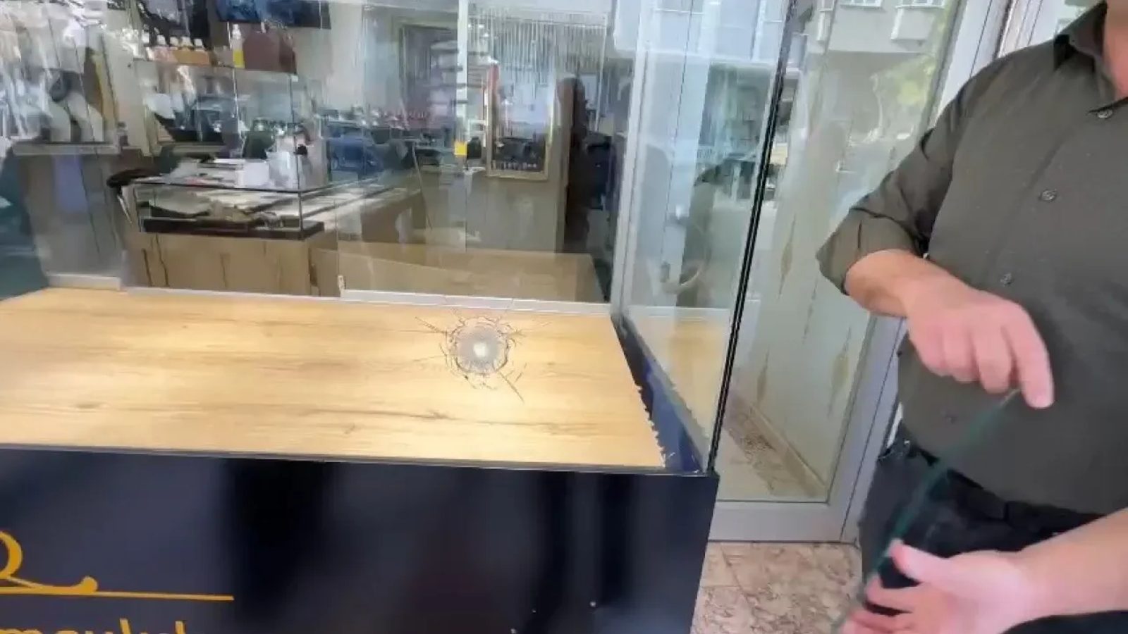 Avcılar'da kuyumcuya silahla ateş açtılar