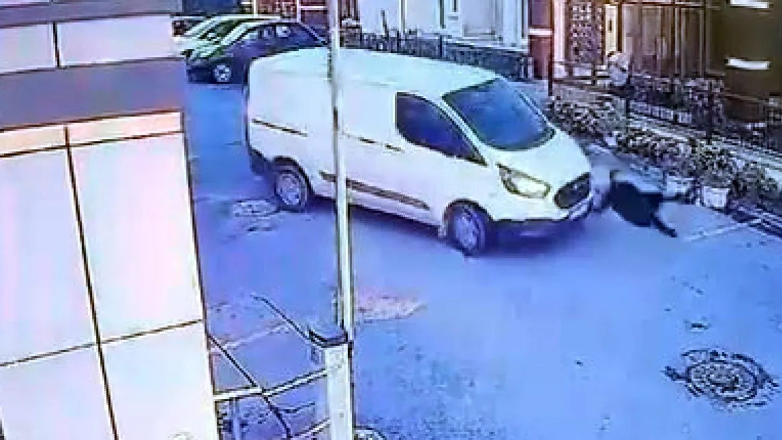 Avcılar'da hafif ticari araç yayaya çarptı