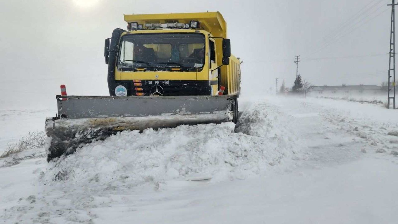 Büyükşehir 260 mahalleyi ulaşıma açtı