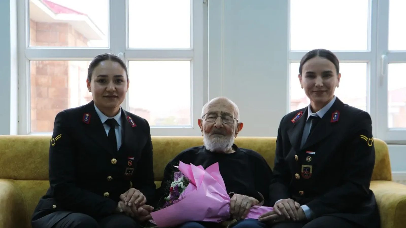 Bitlis'te jandarma, yaşlıları evlerinde ziyaret etti