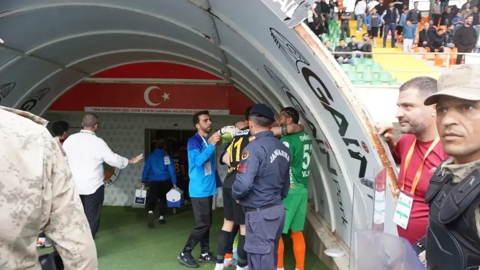 Alanyaspor ile Kayserispor futbolcuları arasında gerginlik çıktı