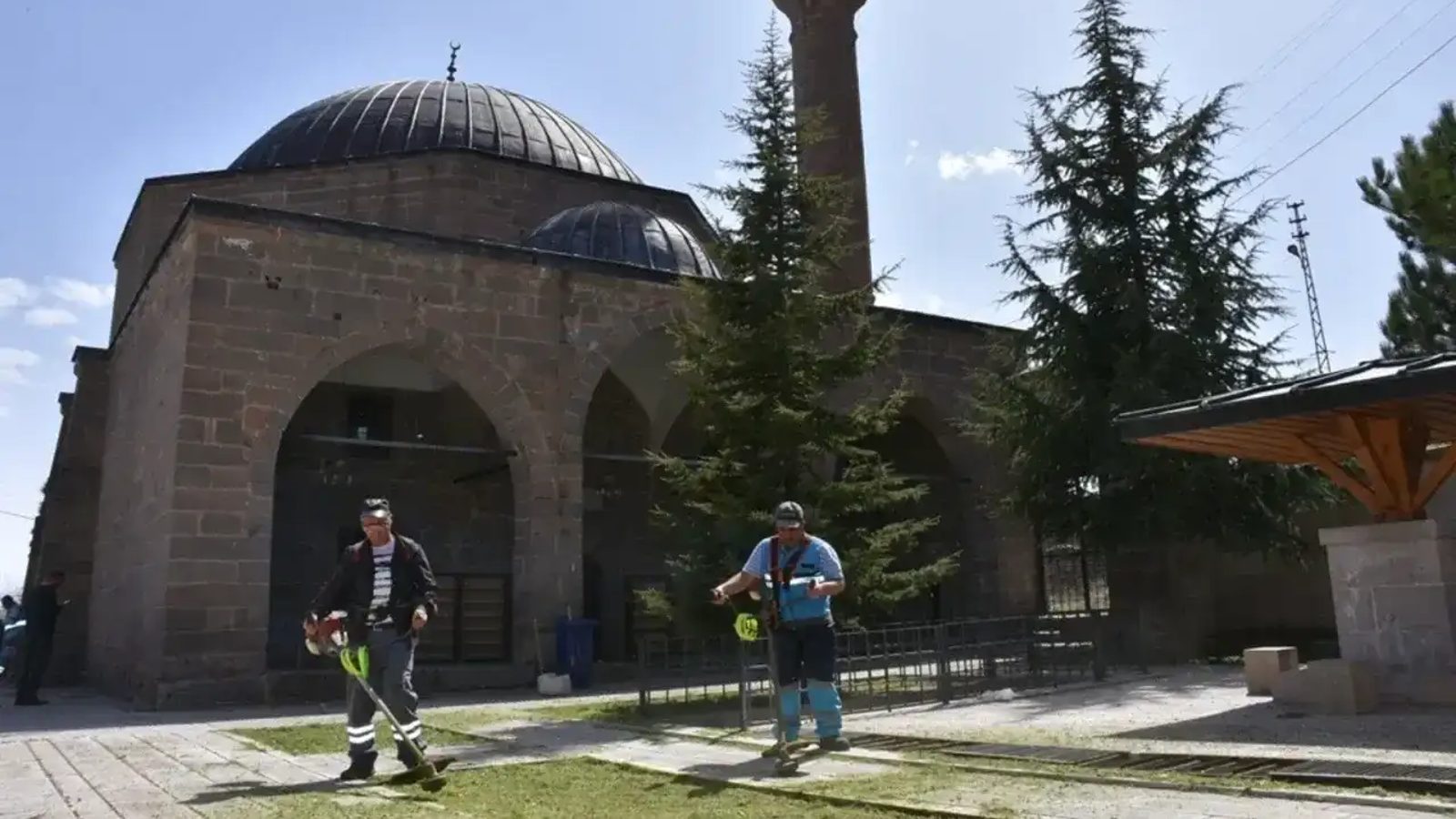 Kayseri’de cami ve mezarlıklar bayrama hazır