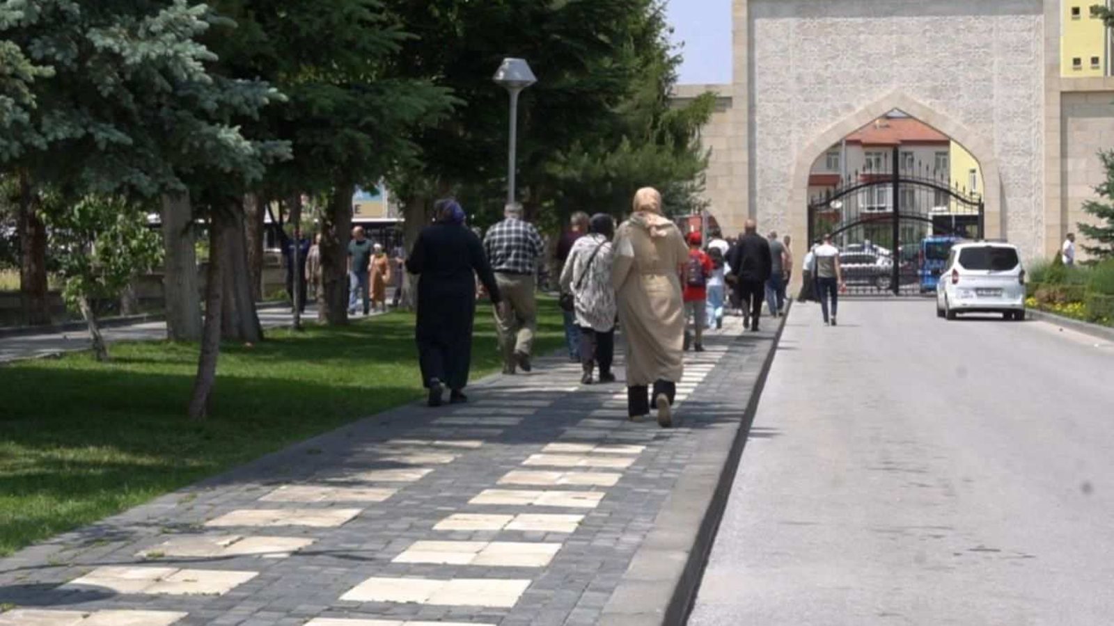 Arefe gününde sevdiklerini mezarlıkta yalnız bırakmadılar
