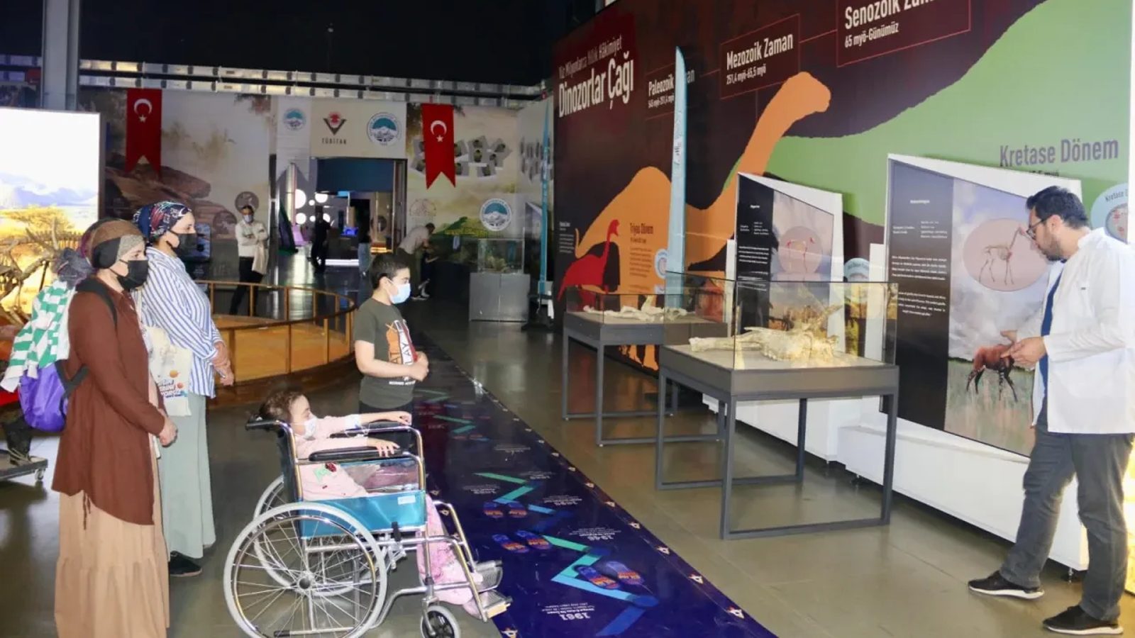 Vali Çiçek ve ERÜ Rektörü Altun, tedavi gören miniklerin isteğini yerine getirdi