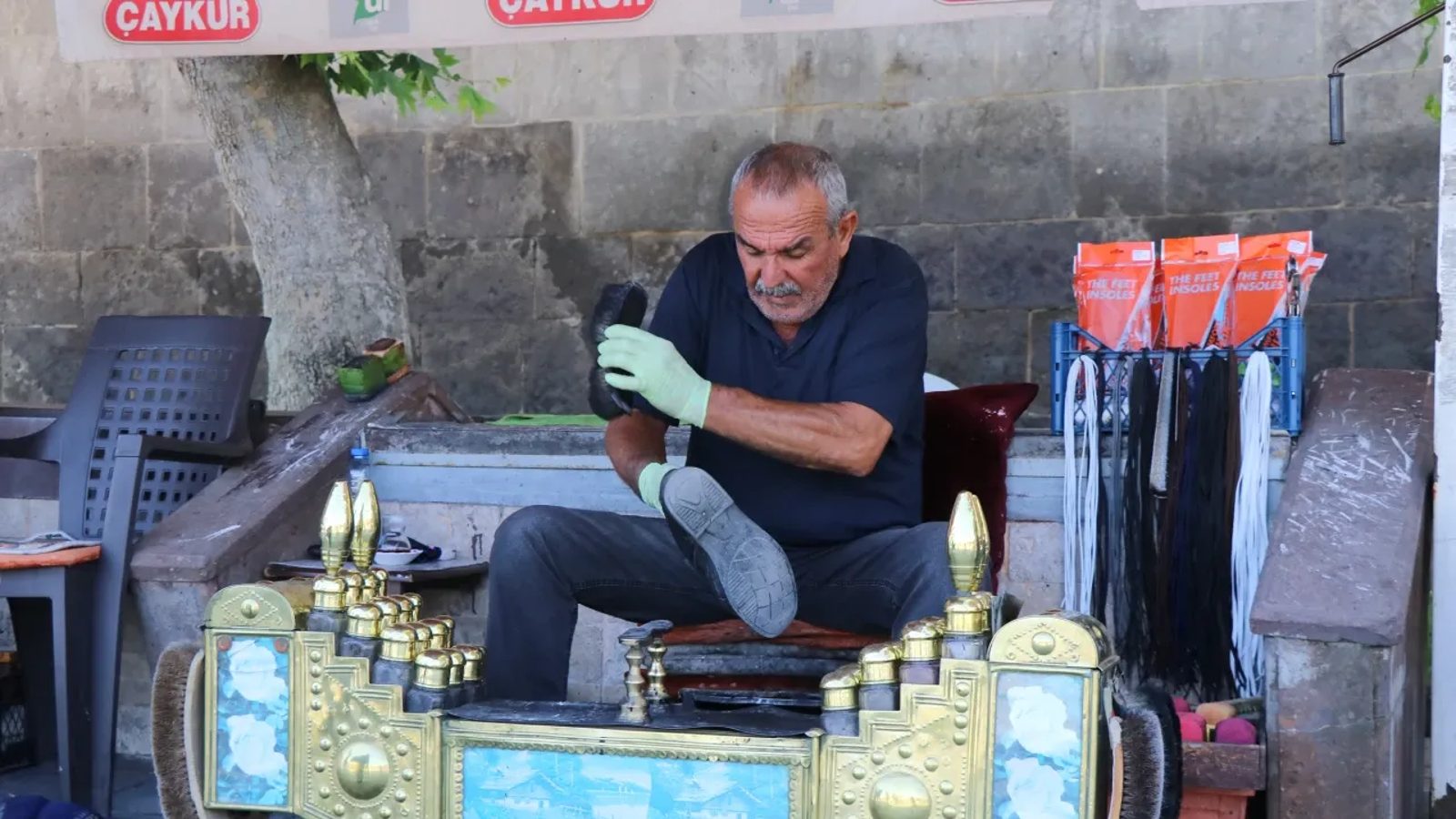 En küçüğü 64 yaşındaki 3 kardeş, tarihi surların gölgesinde ayakkabı parlatıyor