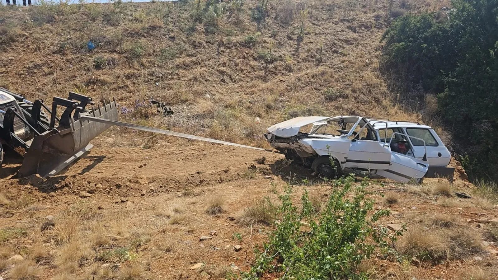 Konya'da şarampole devrilen otomobildeki 4 kişi yaralandı