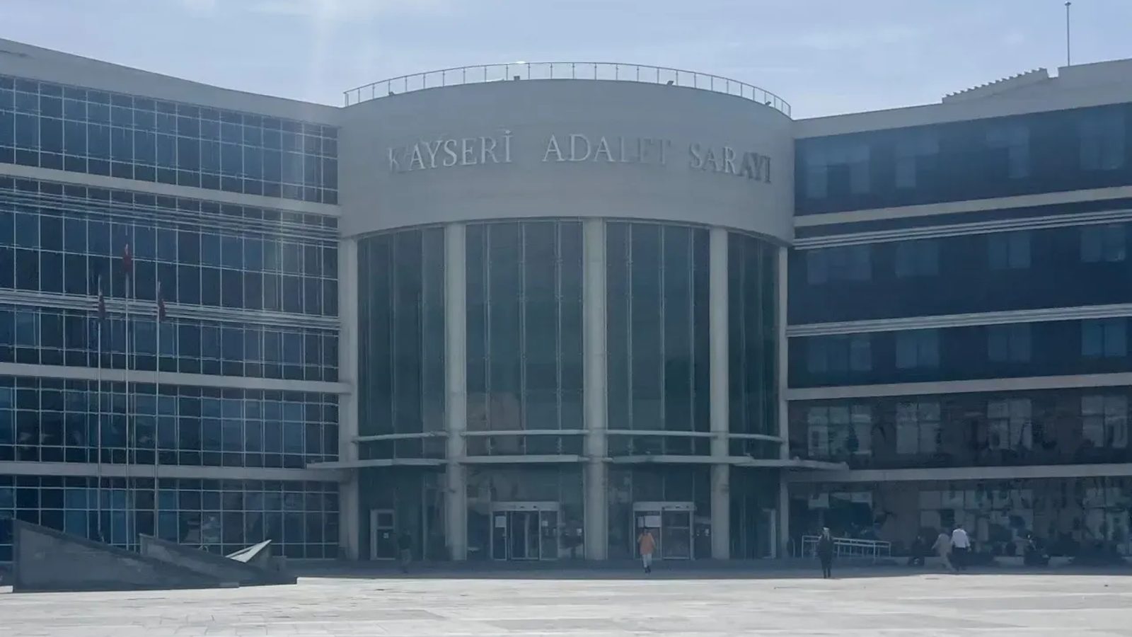 Haklarında uyuşturucu ticaretinden dava açılan 3 sanığın yeniden yargılanmasına başlandı