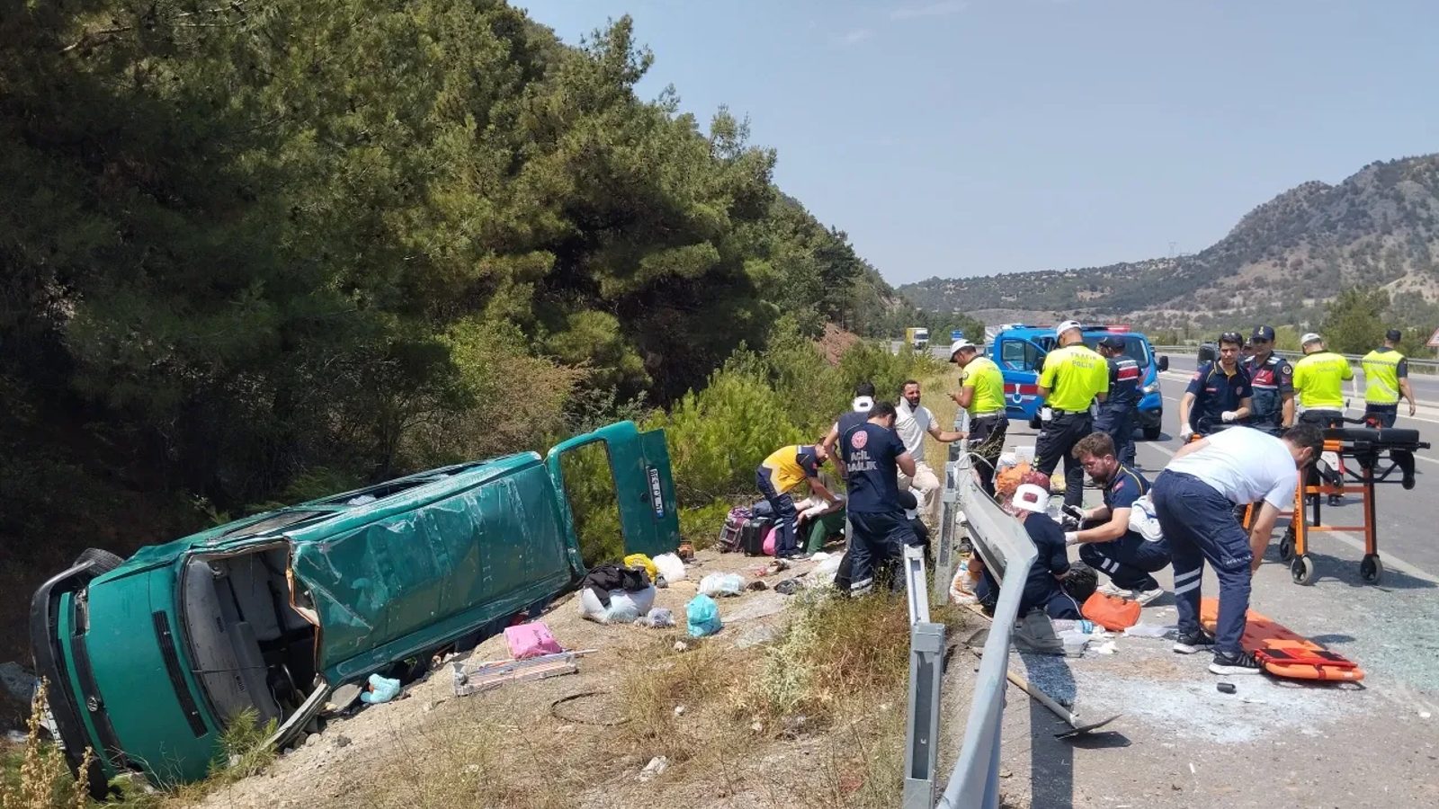 Sivas'ta minibüsün devrilmesi sonucu 13 kişi yaralandı