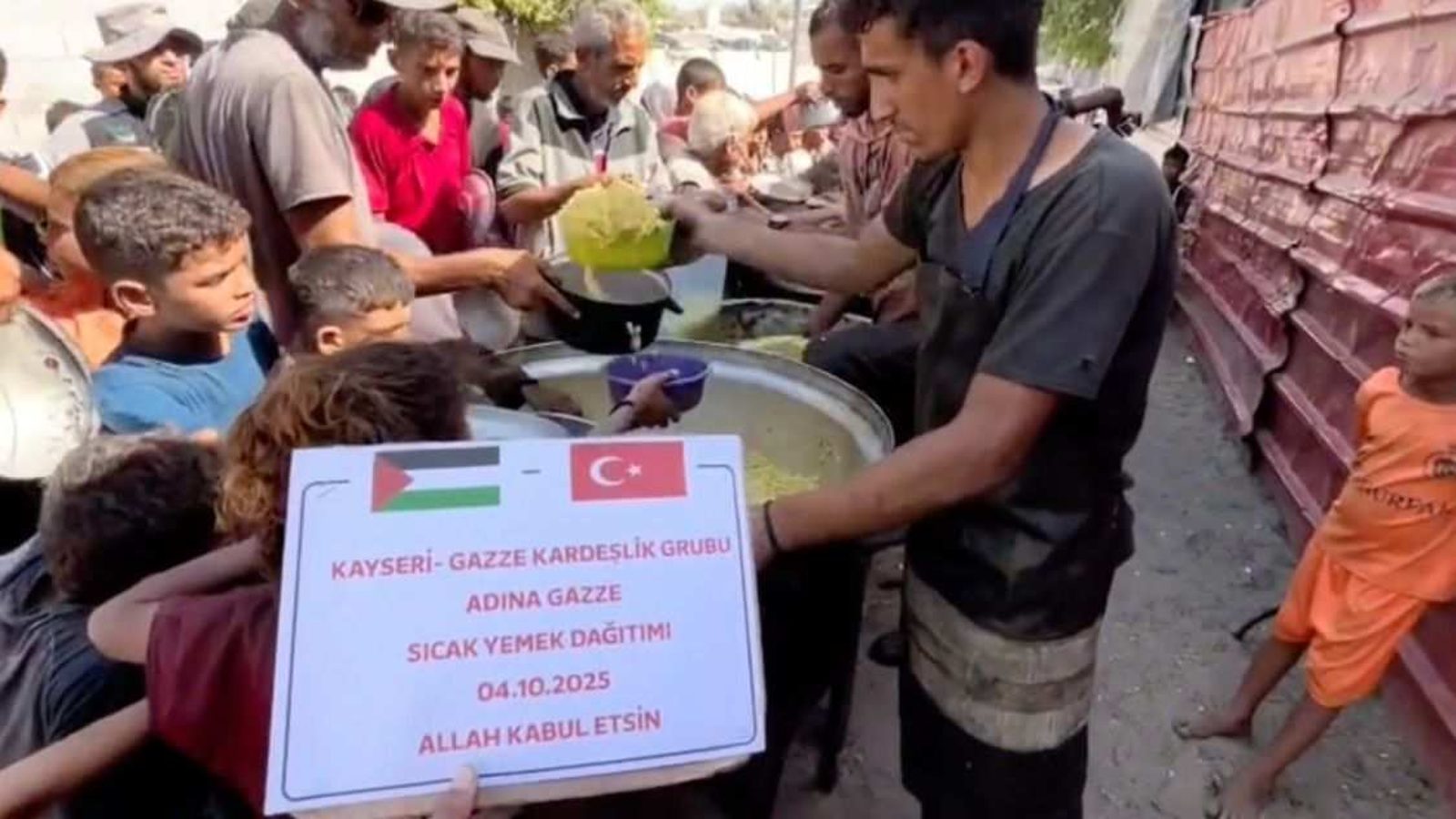 Kayseri Gazze Kardeşlik Grubu, sıcak yemek dağıtımına devam ediyor