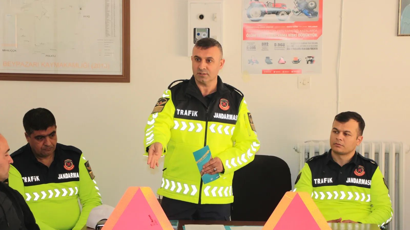 Jandarma trafik timleri, Beypazarı'da muhtarları bilgilendirdi