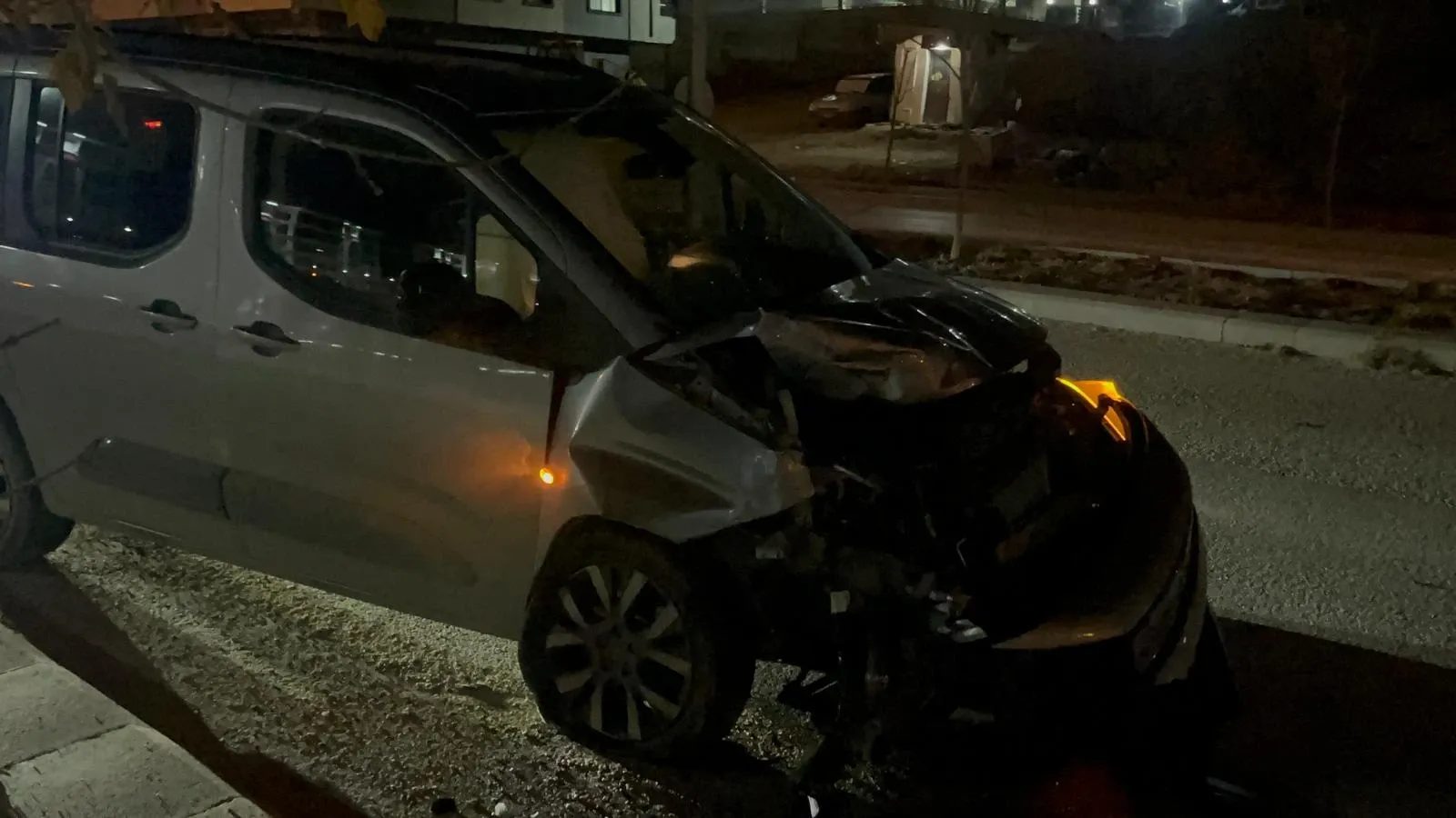 Eskişehir'de 2 hafif ticari aracın çarpıştığı kazada 1 kişi yaralandı